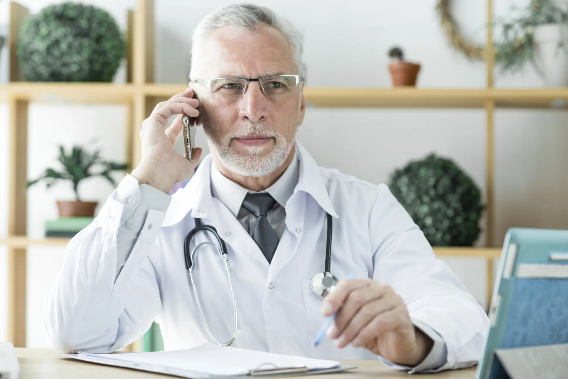 doctor-hablando-por-telefono-y-mirando-otro-lado_result